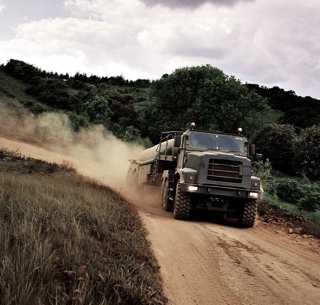Taktische Lkw Oshkosh Defense Wheeled Tanker