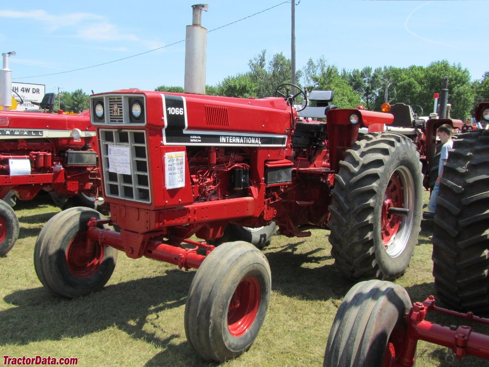 Tractor International Harvester FARMALL-1066