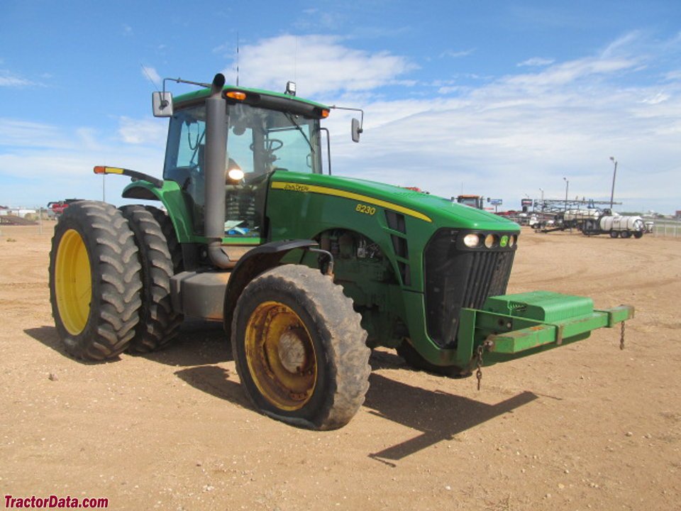 Tractor John Deere 8230T 200 PTO hp 2WD