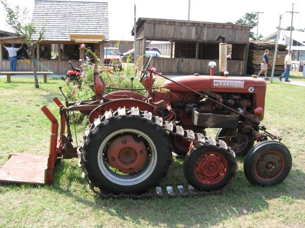 Traktor Farmall 130