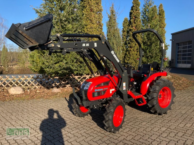 Traktor Branson Branson 2500L